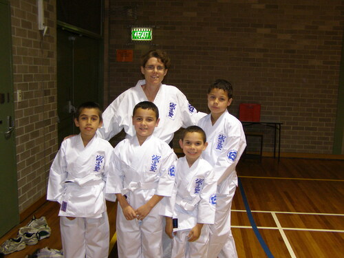 picture - 2007 08 20 Students and Senpai Linda.jpg